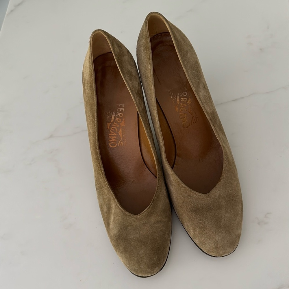 Vintage tan suede Ferragamo 3” heels. Size 9. Great condition.